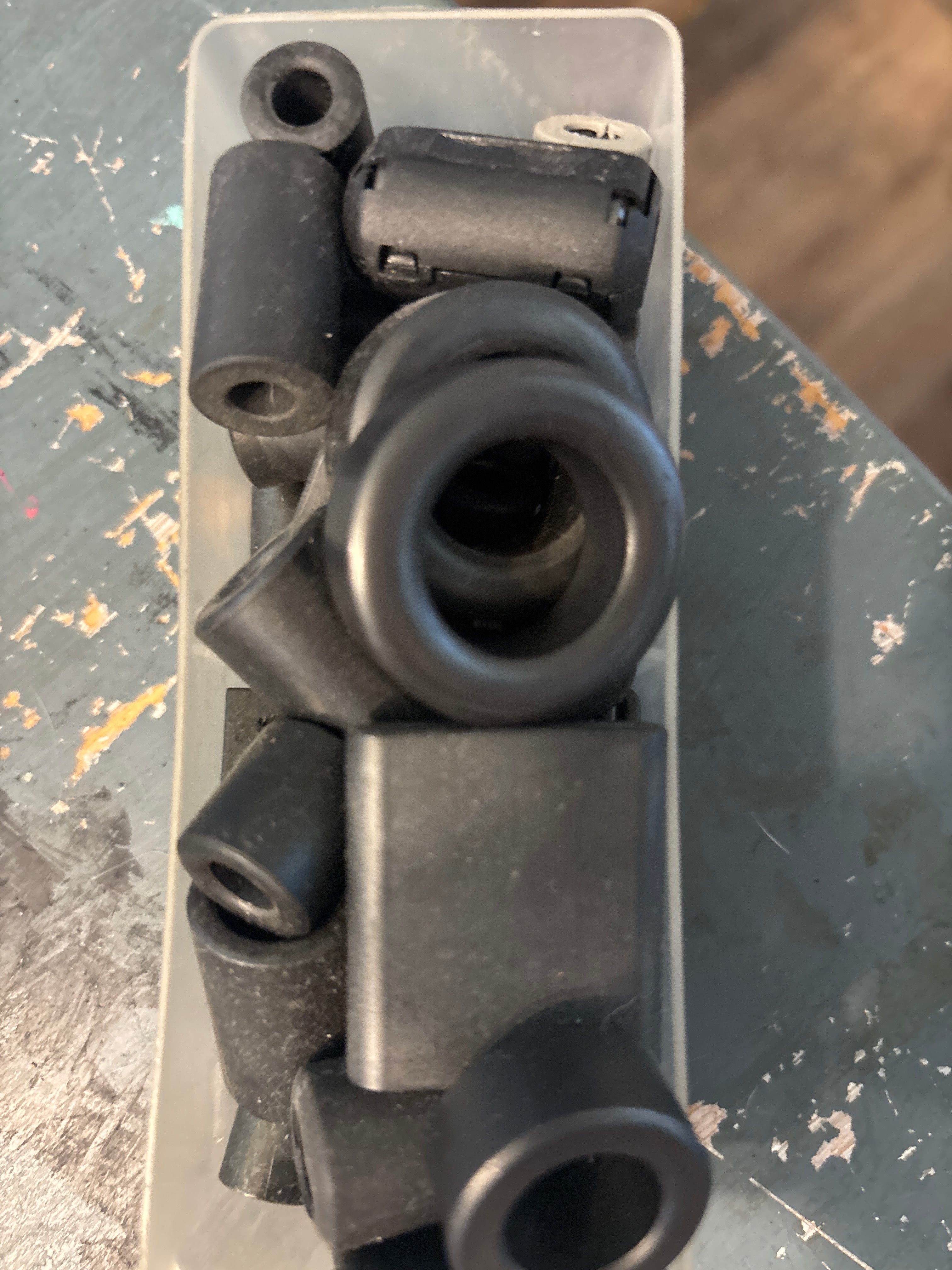 Ferrite core electromagnetic stabilizing pendants