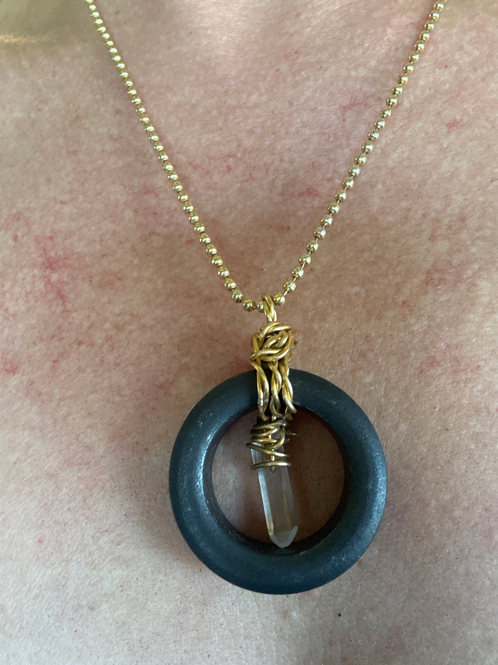 Ferrite core electromagnetic stabilizing pendants